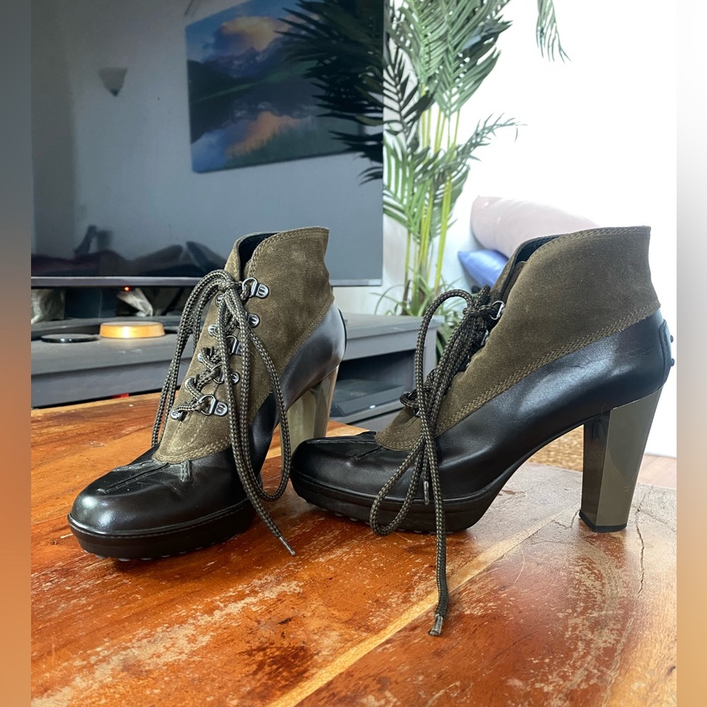 Tods lace up leather ankle boots. Made in Italy